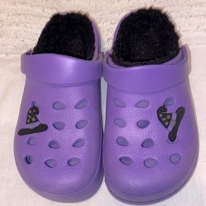 GUC CYN Croc-like purple clogs with soft faux fur & which clip size 12/13 🧙 💜